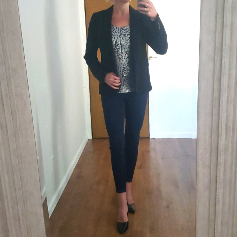 🖤3/$15 Silver Sequin Top, Size Medium